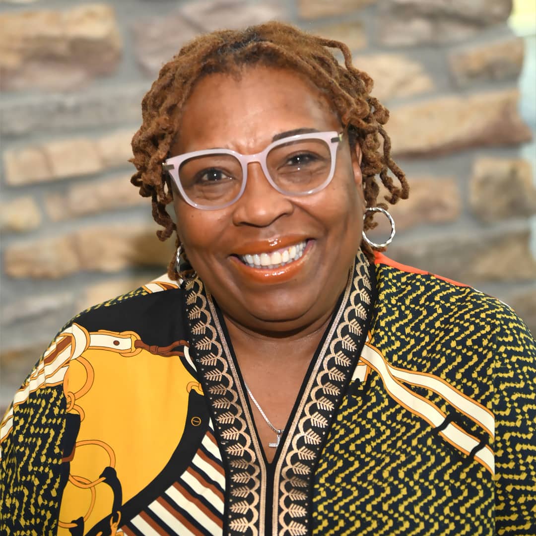 Headshot Photo of Linda Woodland