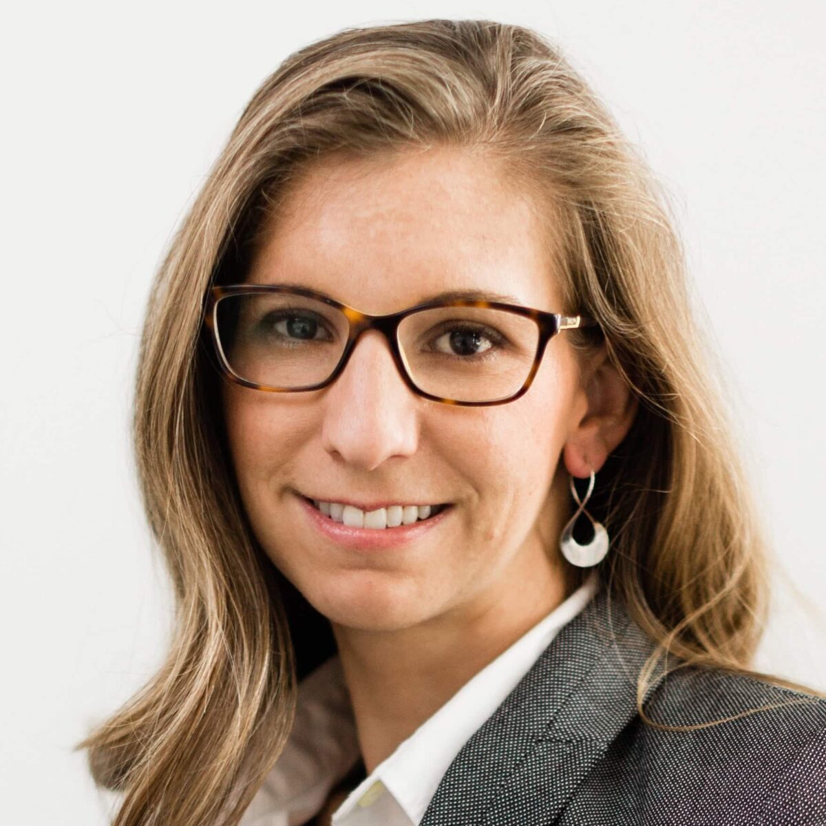 Headshot photo of Laura Desrochers